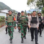 Kapolres Puncak Jaya Bersama Dandim 1714/PJ Pimpin Patroli Jalan Kaki Cipta Kondisi Jelang Putusan MK