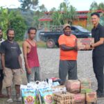 Personel Operasi Damai Cartenz 2025 Salurkan Bantuan Sembako di Yalimo