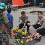 Personel Satgas Humas Damai Cartenz 2025 Dukung Pedagang Lokal di Timika