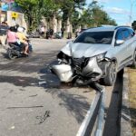 Ngantuk, Mobil Nabrak Lampu Kota di Jalan Cenderawasih