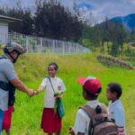 Perkuat Pendekatan Humanis Jaga Keamanan, Satgas Ops Damai Cartenz Sambangi Anak Sekolah di Ilaga