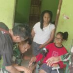 Tim Kesehatan Satgas TMMD Kodim 1710/Mimika Periksa Kesehatan Warga