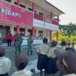 Anak SD Pigapu Antusias Dapat Bantuan Sarana Olahraga dari Satgas TMMD