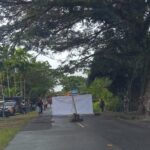 Sejumlah Warga Distrik Mimika Timur Palang Jalan