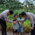 Personel Satgas Humas Ops Damai Cartenz Bangun Keakraban dengan Anak-anak di Mimika