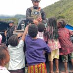 Personel Ops Damai Cartenz Sambangi Anak-anak di Puncak Jaya