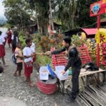 Personel Satgas Ops Damai Cartenz Berbagi Sarapan untuk Anak-anak di Puncak Jaya