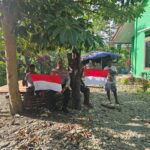 Sambut HUT ke-80 RI, Sat Samapta Polres Mimika Bagikan Bendera Merah Putih Kepada Masyarakat