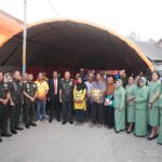 Pangdam Didamping Ketua Persit KCK Daerah XVII/Cenderawasih Salurkan Bantuan Kepada Warga Korban Kebakaran di Jayapura