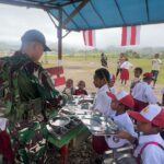 Penuh Keceriaan Anak-Anak Belajar dan Makan Bersama di Pos TNI