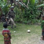 Tebar Keceriaan, Satgas Damai Cartenz Bermain Bola Bersama Anak-anak Puncak Jaya