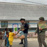 Personel Ops Damai Cartenz Berbagi Kebahagiaan Bersama Warga dan Anak-anak di Enarotali