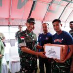 Pangdam Didampingi Ketua Persit KCK Daerah XVII/Cenderawasih Salurkan Bantuan Bagi Korban Kebakaran di Jayapura