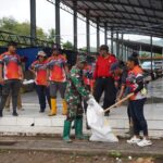 Kodam XVII/Cenderawasih Ajak Warga Jayapura Jaga Kebersihan Lewat Karya Bakti di Pasar Youtefa dan Aliran Kali Siburogoni