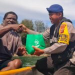 Bhabinkamtibmas Polresta Jayapura Kota Ajak Nelayan di Perairan Kampung Enggros Jaga Laut