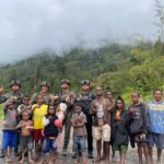 Personel Ops Damai Cartenz Tebar Keceriaan Bersama Anak-Anak di Distrik Bibida, Paniai*