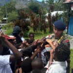 Satgas Ops Damai Cartenz Berikan Edukasi dan Hiburan untuk Anak-Anak di Puncak Jaya