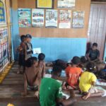 Bhabinkamtibmas Polresta Jayapura Kota, Lakukan Pengamanan Pembangunan Infrastruktur dan Berikan Edukasi di Kampung Tobati–Enggros