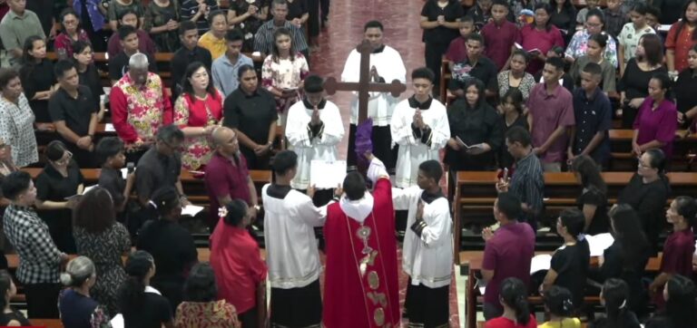 Ribuan Umat Katolik Ikuti Misa Jumat Agung di Gereja St. Stefanus Sempan