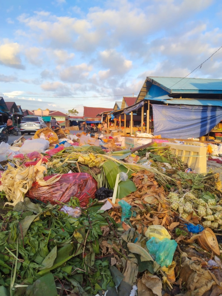Sampah Membludak di Pasar Sentral Mimika, Disperindag Siapkan Penertiban