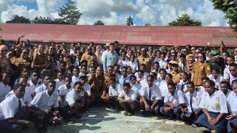 Pastikan Pemenuhan Gizi Siswa Berjalan Baik, Wapres Gibran Tinjau Program MBG di SMAN 4 Mimika