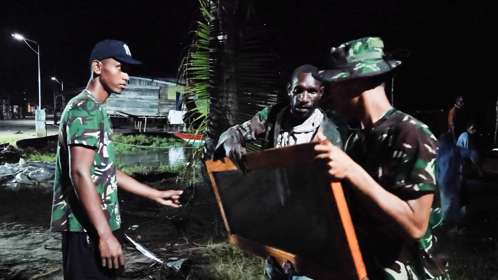 Hujan Deras Tak Padamkan Semangat Warga Dukung TMMD di Kampung Keakwa