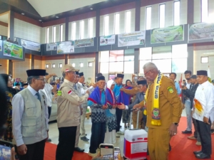 Bupati Mimika Lepas 120 Jemaah Haji, Usung Konsep Ramah Lansia, Disabilitas, dan Perempuan