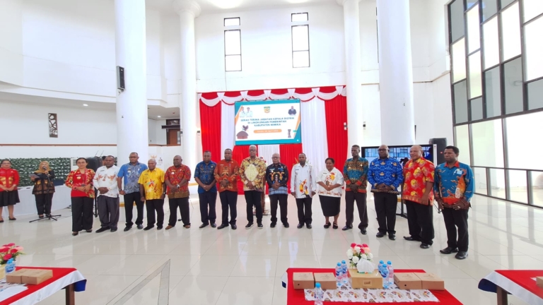 Bupati Mimika Pimpin Sertijab 8 Kepala Distrik, Ingatkan soal Kehadiran di Lapangan