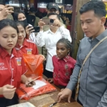  Wapres Gibran Borong ATK untuk Anak Yatim di Timika