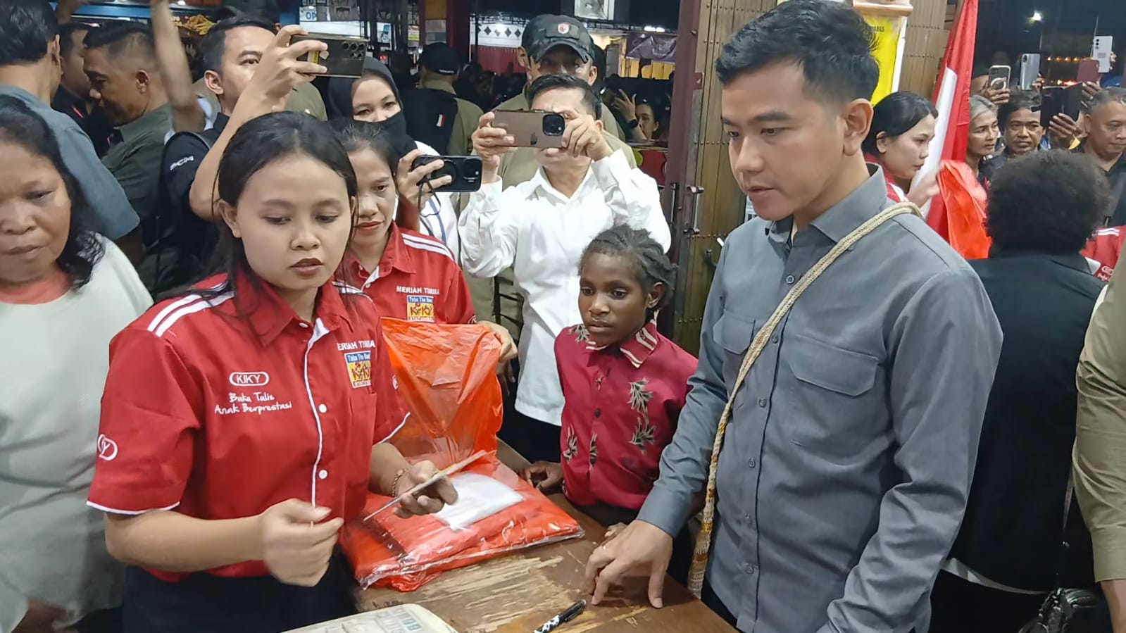  Wapres Gibran Borong ATK untuk Anak Yatim di Timika