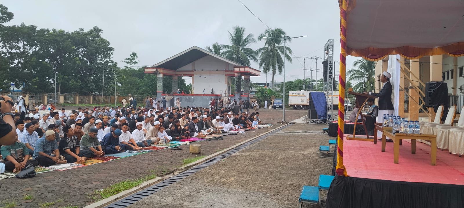 Hujan Tipis Tak Surutkan Semangat Warga Mimika Salat Iduladha di Graha Eme Neme Yauware