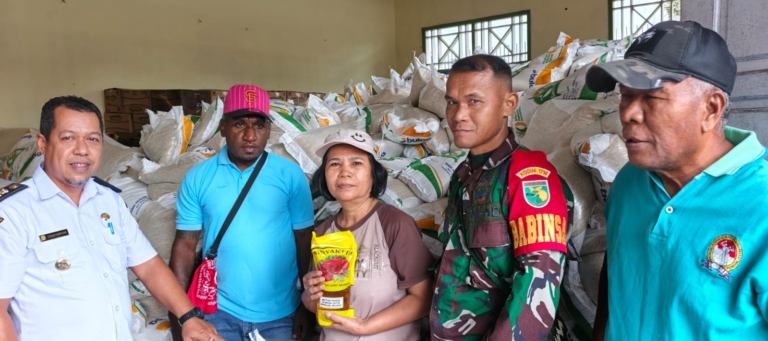 Kelurahan Inagua Salurkan Bantuan Beras dan Minyak Goreng untuk 2.308 Keluarga