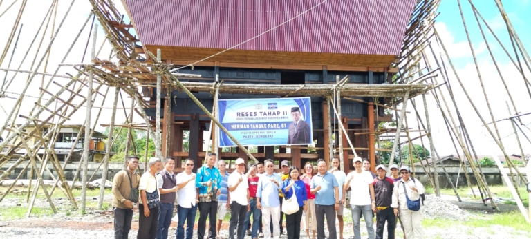 Serap Aspirasi di Reses, Anggota DPRK Mimika Salurkan Bantuan untuk Pembangunan Tongkonan