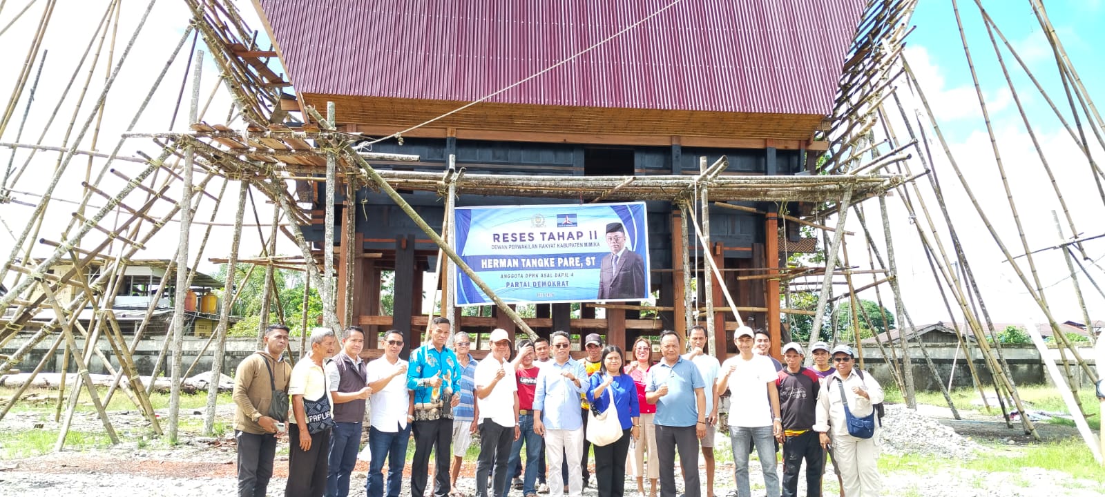 Serap Aspirasi di Reses, Anggota DPRK Mimika Salurkan Bantuan untuk Pembangunan Tongkonan