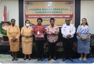 DWP Mimika Gelar Pelatihan Buket Bunga untuk 100 Istri ASN, Dorong Ekonomi Kreatif Perempuan