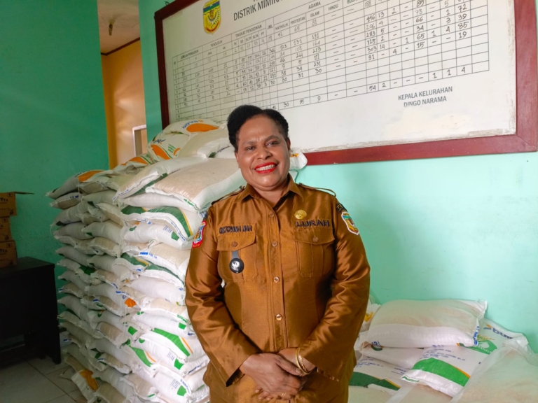 Bantuan Pangan 11,7 Ton Beras dan 211 Karton Minyak Goreng Disalurkan untuk 600 KK di Dingo Narama