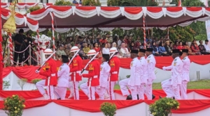 Bupati Johannes Rettob Pimpin Upacara HUT ke-81 RI di Puspem SP3 Mimika
