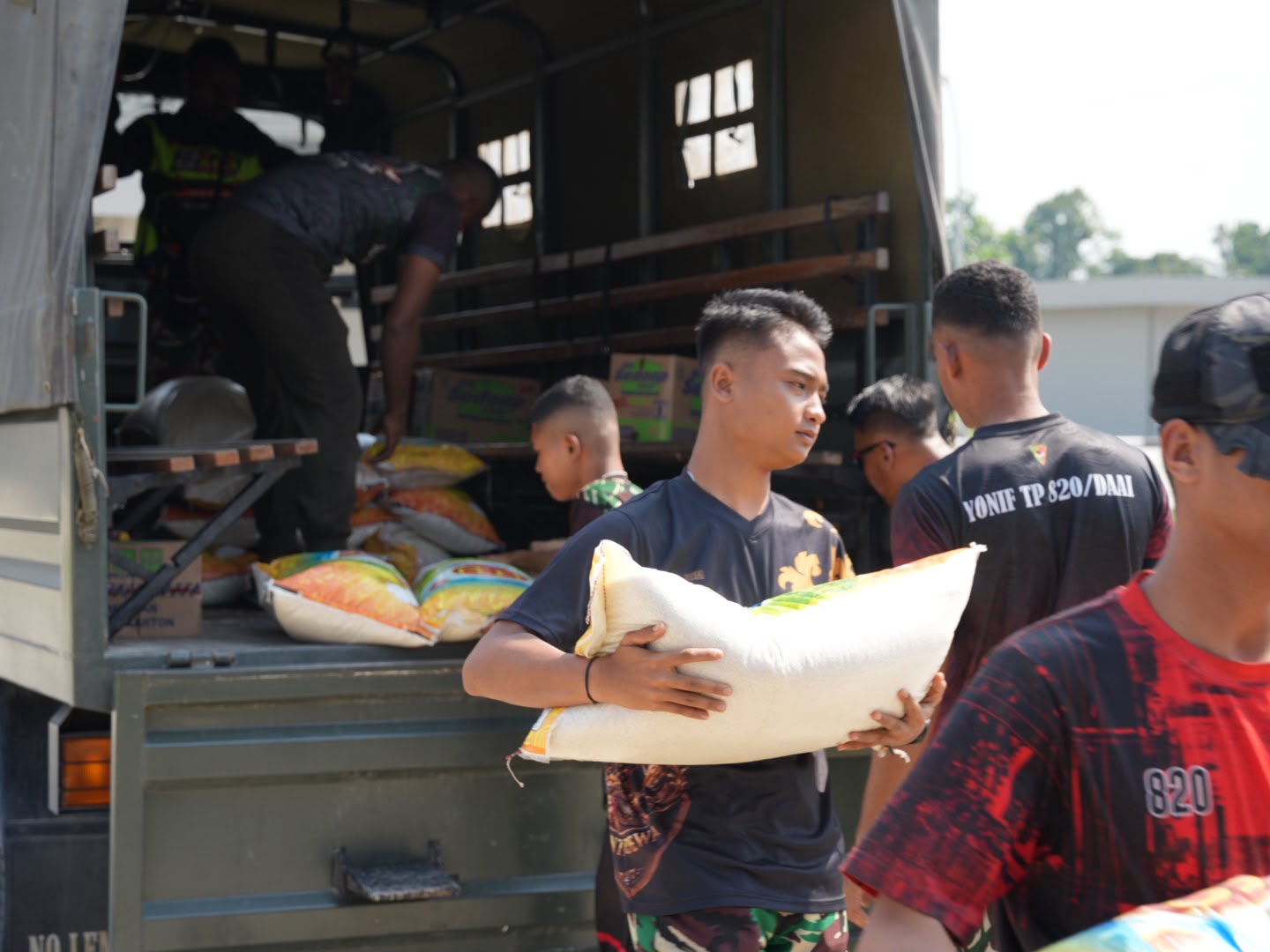 Pemkab Mimika Salurkan 4 Ton Bantuan Logistik untuk Warga Distrik Jila Pasca Konflik 2 IMG 20260821 WA0041
