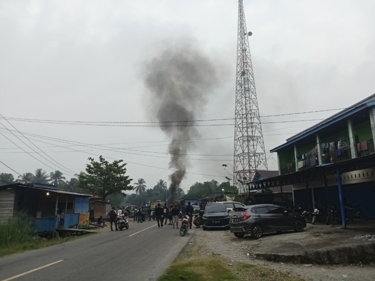 Keluarga Korban Penikaman Palang Jalan Poros Timika-Mapurujaya KM 10