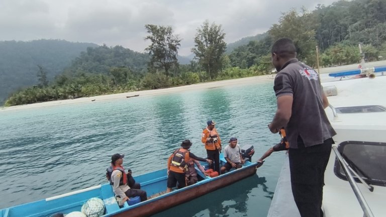 Speed Boat Rombongan KSDA Tenggelam di Perairan Karawai, 7 Orang Selamat