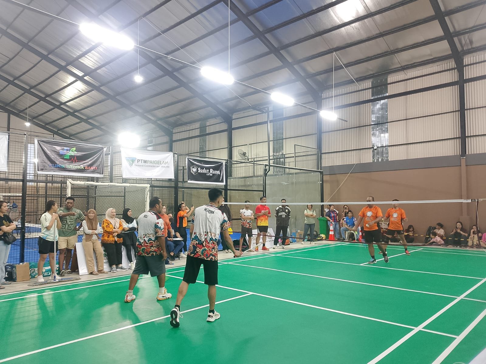 Semarak HUT IDI ke-76, IDI Timika Gelar Turnamen Badminton 17 Tim Tenaga Kesehatan