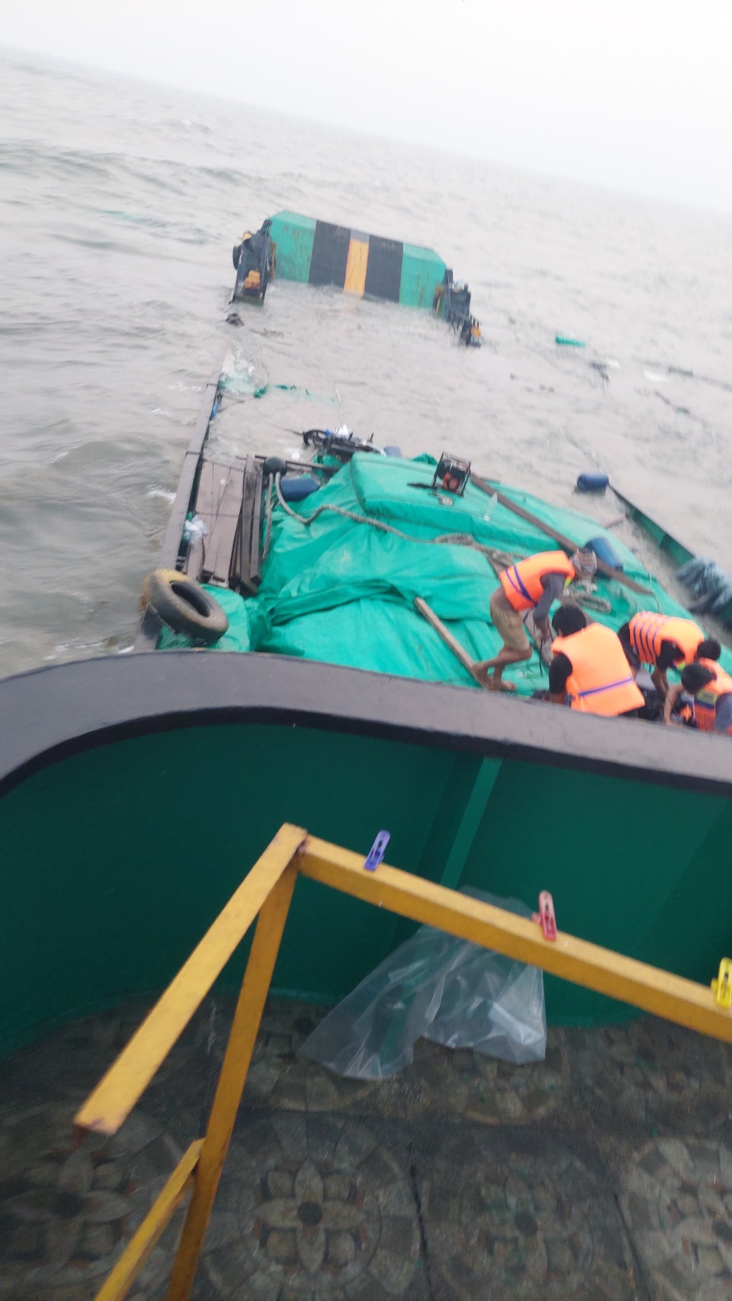 LCT Cahaya Permata Hati Alami Kebocoran dan Tenggelam di Perairan Puriri, SAR Gabungan Dikerahkan 1 LCT Cahaya Permata Hati Alami Kebocoran dan Tenggelam di Perairan Puriri, SAR Gabungan Dikerahkan