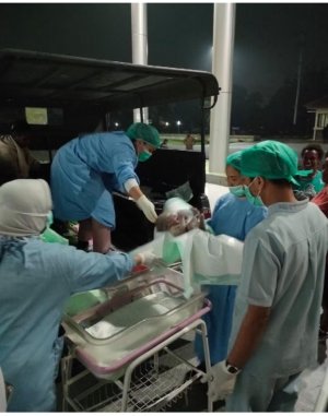 Bayi Kembar Lahir di Mobil Patroli Polsek Kwamki Narama, Laki-laki dan Perempuan Selamat