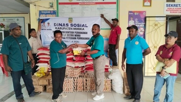 Dinsos Mimika Salurkan 57 Paket Bantuan Bahan Makanan di Kampung Mawokauw Jaya