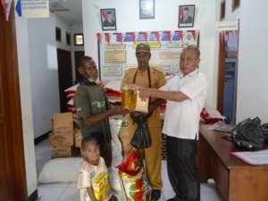 Pemkamp Kadun Jaya Salurkan Bantuan Otsus kepada 92 Keluarga Orang Asli Papua