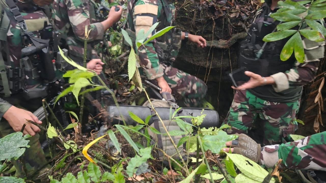 Tim Gabungan Koops TNI Habema Amankan Kembali Senjata Caracal dan 17 Butir Amunisi di Maybrat 1 Tim Gabungan Koops TNI Habema Amankan Kembali Senjata Caracal dan 17 Butir Amunisi di Maybrat