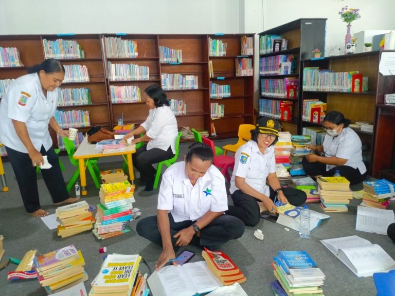 Dinas Perpustakaan dan Arsip Mimika Mulai Benahi Pengolahan Koleksi Digitalisasi dan Rekatalogisasi