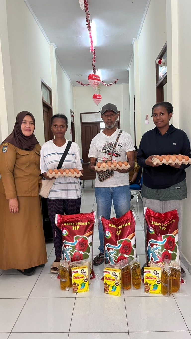 Kelurahan Otomona Salurkan Bantuan OTSUS kepada 30 Keluarga Orang Asli Papua